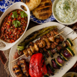 Marokkói citromos csirke mentás, aranymazsolás, pisztáciás kuszkusszal